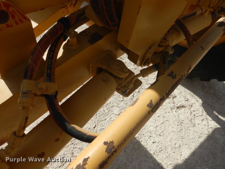 image for item DJ8889 1999 Caterpillar 140H  motor grader