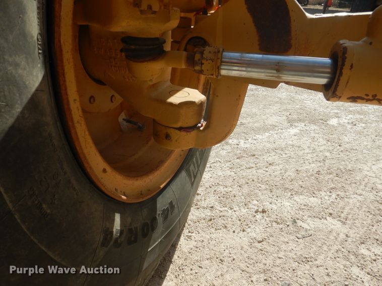 image for item DJ8889 1999 Caterpillar 140H  motor grader