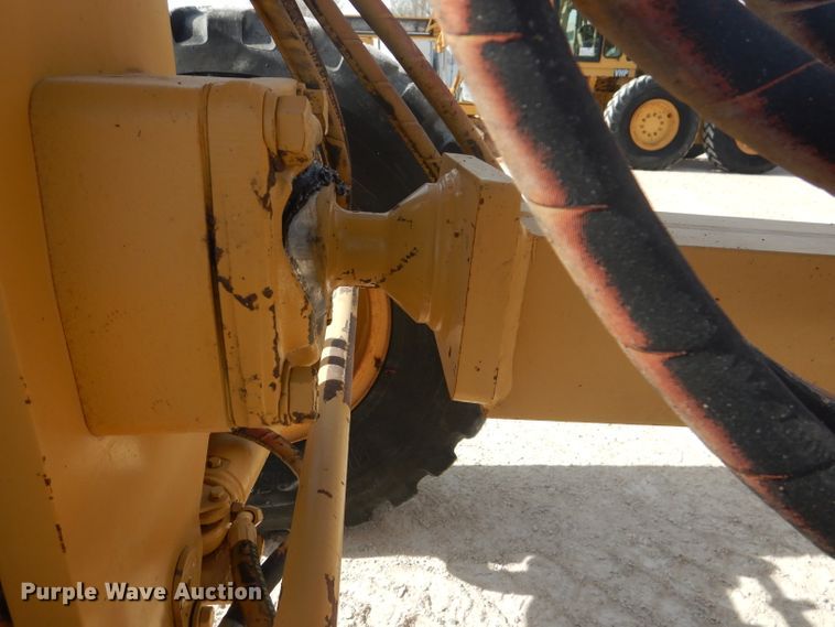 image for item DJ8889 1999 Caterpillar 140H  motor grader