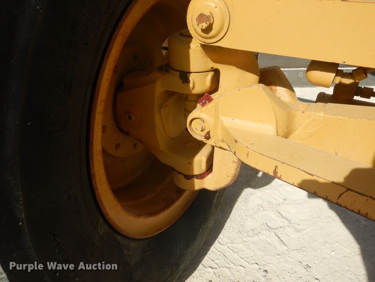 image for item DJ8889 1999 Caterpillar 140H  motor grader