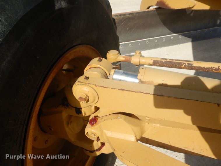 image for item DJ8889 1999 Caterpillar 140H  motor grader