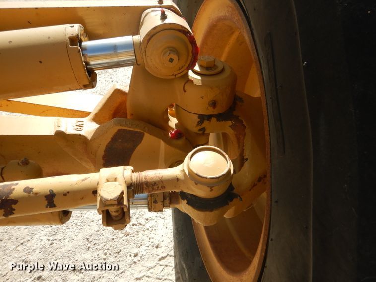 image for item DJ8889 1999 Caterpillar 140H  motor grader