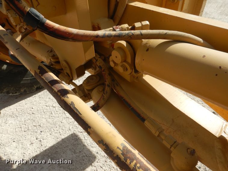 image for item DJ8889 1999 Caterpillar 140H  motor grader