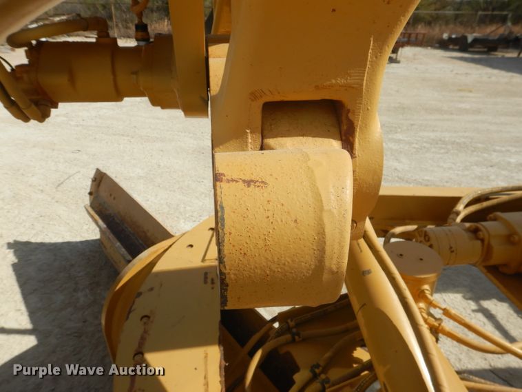 image for item DJ8889 1999 Caterpillar 140H  motor grader