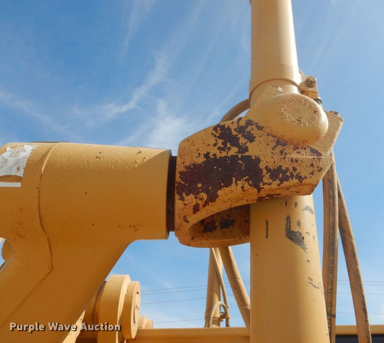 image for item DJ8889 1999 Caterpillar 140H  motor grader