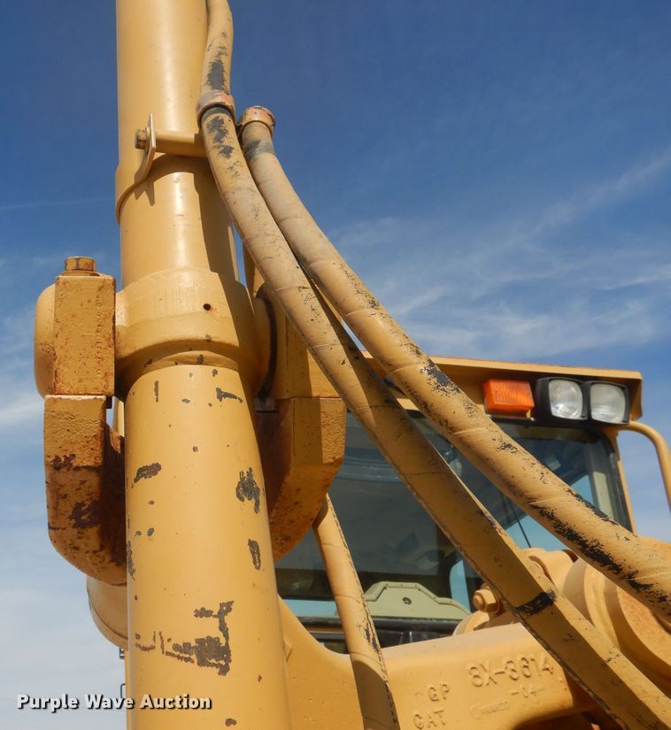 image for item DJ8889 1999 Caterpillar 140H  motor grader