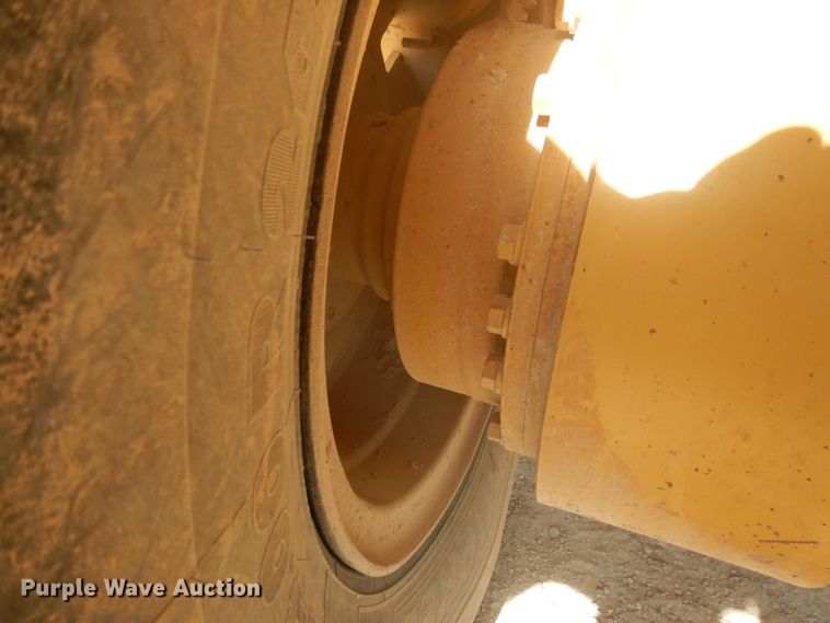 image for item DJ8889 1999 Caterpillar 140H  motor grader