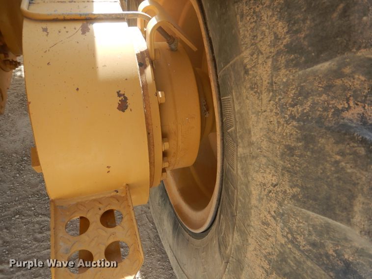 image for item DJ8889 1999 Caterpillar 140H  motor grader