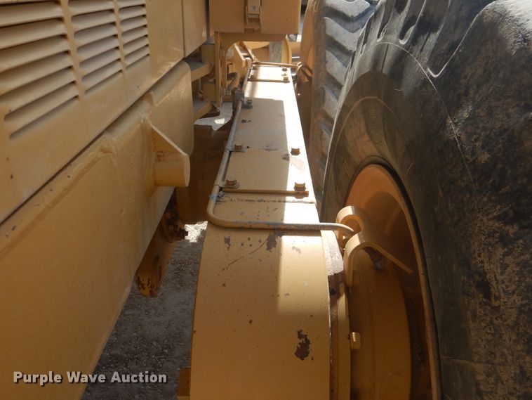 image for item DJ8889 1999 Caterpillar 140H  motor grader