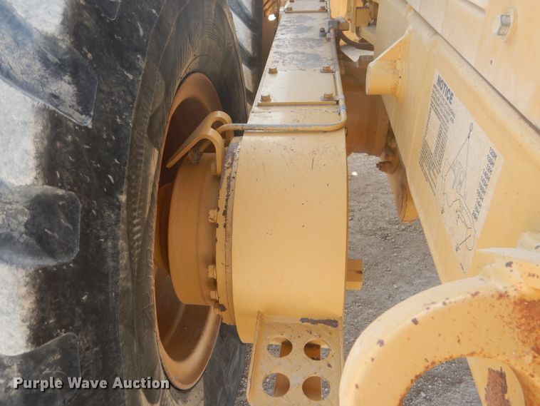 image for item DJ8889 1999 Caterpillar 140H  motor grader