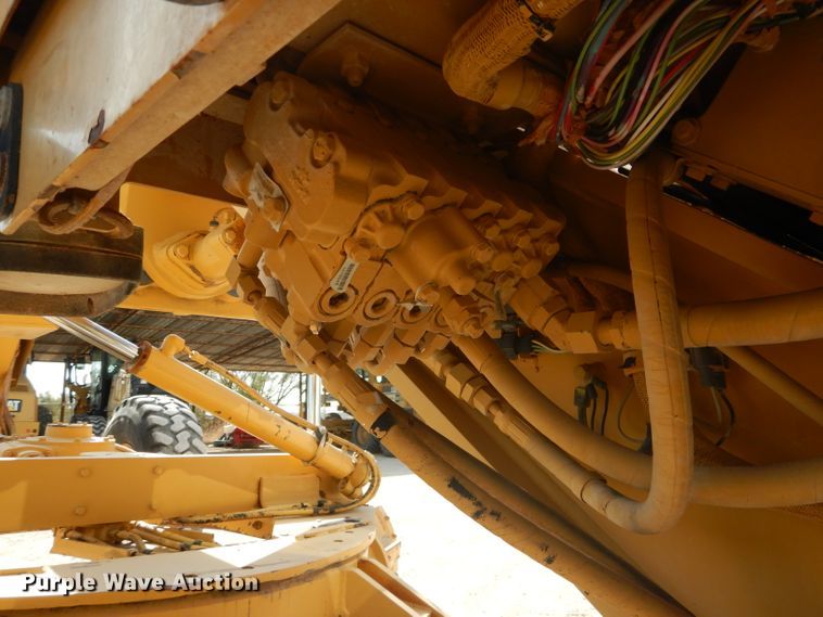 image for item DJ8889 1999 Caterpillar 140H  motor grader