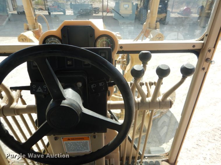 image for item DJ8889 1999 Caterpillar 140H  motor grader