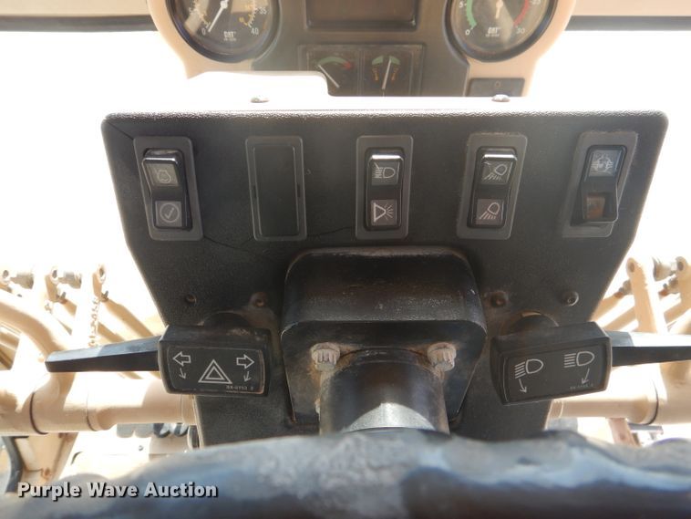 image for item DJ8889 1999 Caterpillar 140H  motor grader