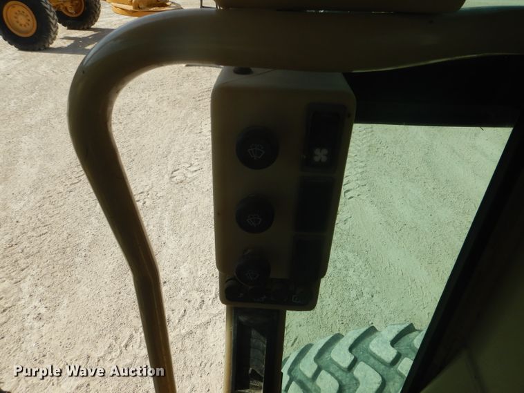 image for item DJ8889 1999 Caterpillar 140H  motor grader