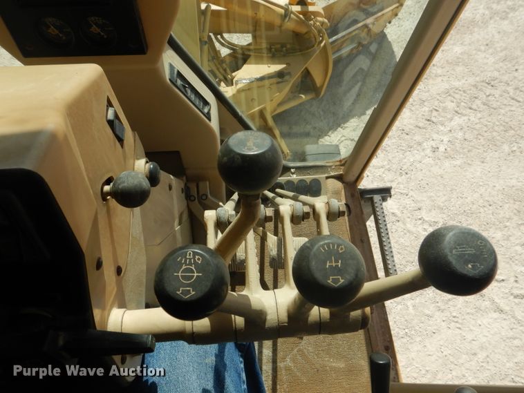 image for item DJ8889 1999 Caterpillar 140H  motor grader