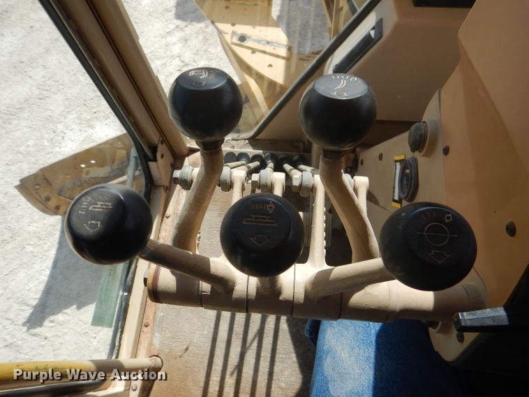 image for item DJ8889 1999 Caterpillar 140H  motor grader