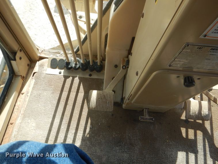 image for item DJ8889 1999 Caterpillar 140H  motor grader