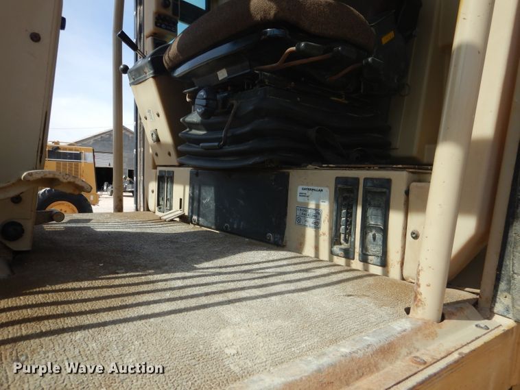 image for item DJ8889 1999 Caterpillar 140H  motor grader