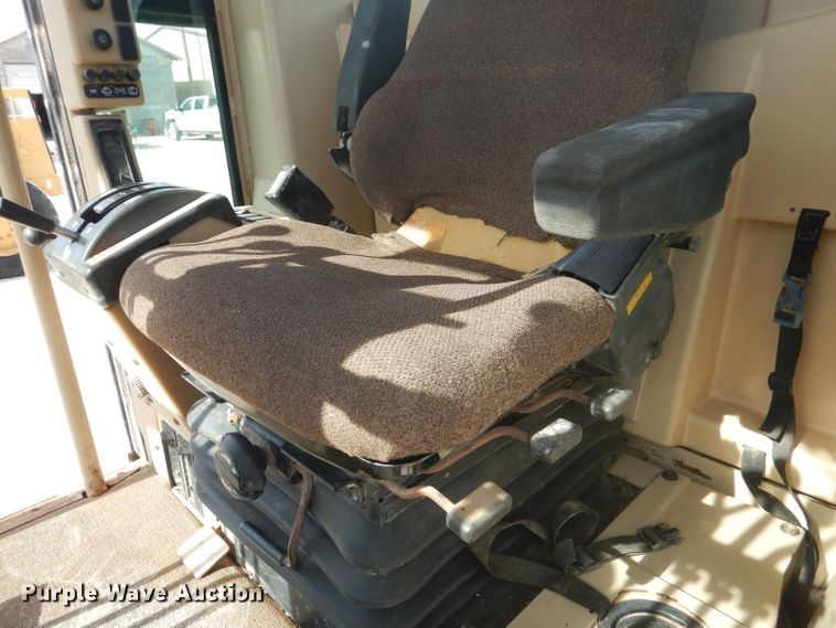 image for item DJ8889 1999 Caterpillar 140H  motor grader