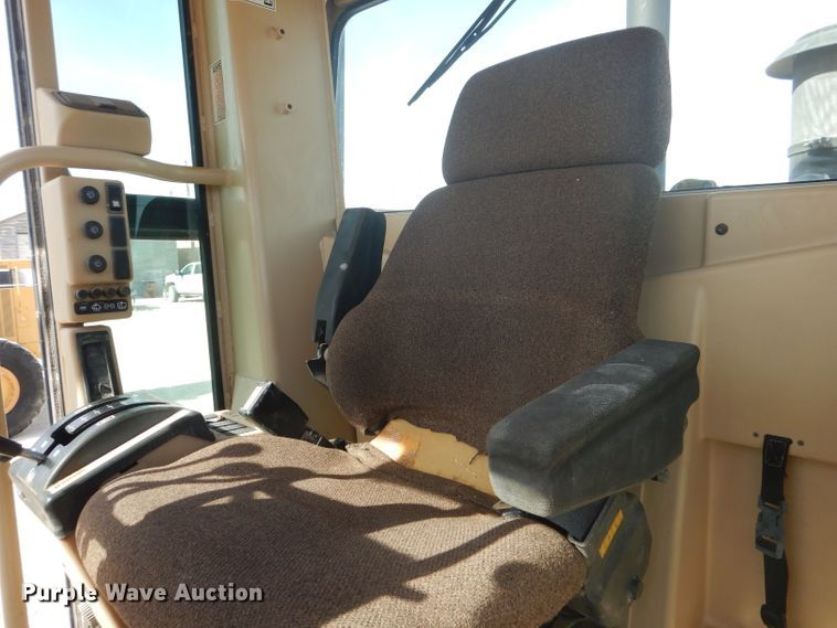 image for item DJ8889 1999 Caterpillar 140H  motor grader