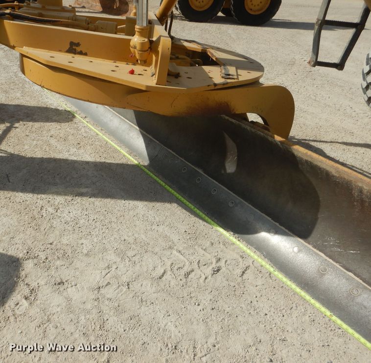 image for item DJ8889 1999 Caterpillar 140H  motor grader