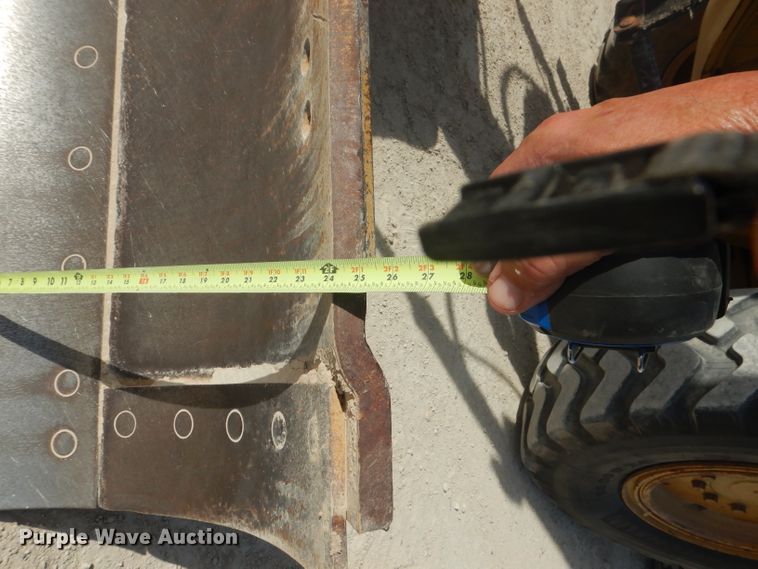 image for item DJ8889 1999 Caterpillar 140H  motor grader