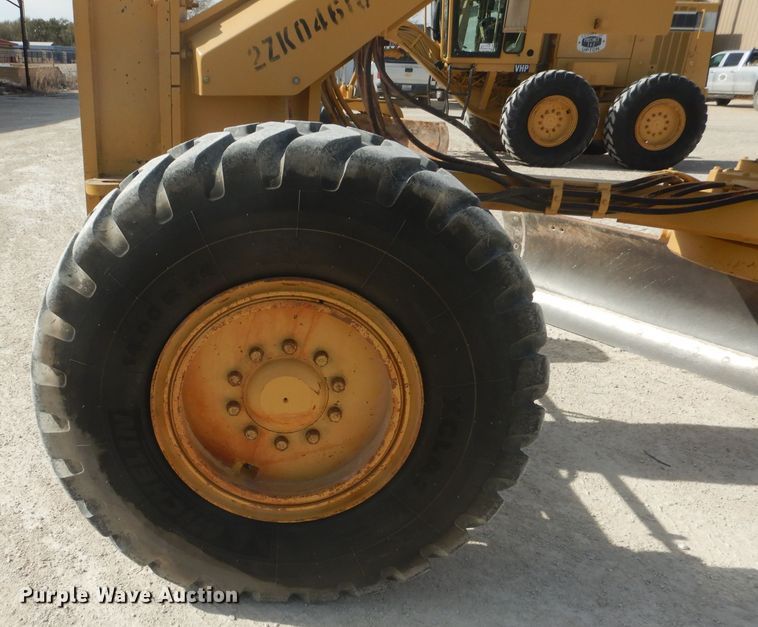 image for item DJ8889 1999 Caterpillar 140H  motor grader