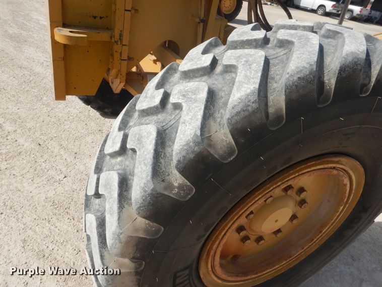 image for item DJ8889 1999 Caterpillar 140H  motor grader