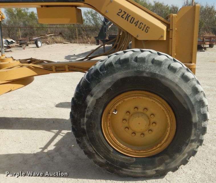 image for item DJ8889 1999 Caterpillar 140H  motor grader