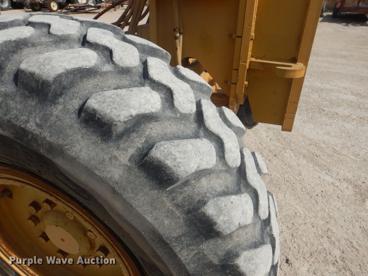 image for item DJ8889 1999 Caterpillar 140H  motor grader