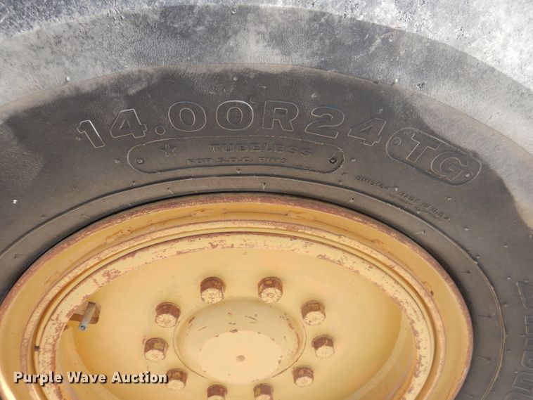 image for item DJ8889 1999 Caterpillar 140H  motor grader