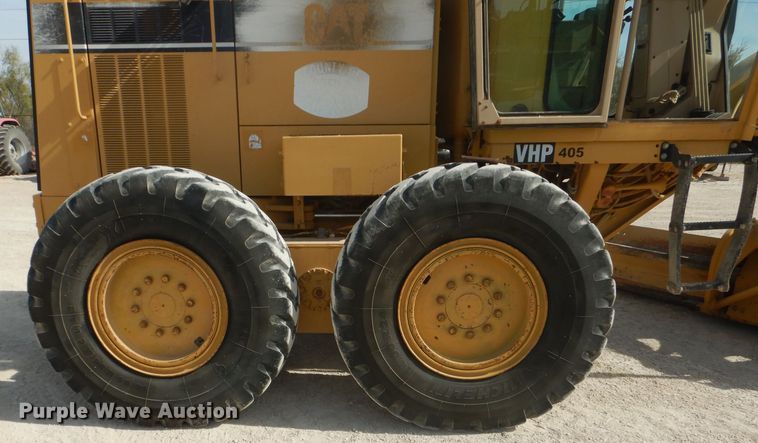 image for item DJ8889 1999 Caterpillar 140H  motor grader