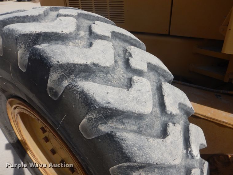 image for item DJ8889 1999 Caterpillar 140H  motor grader