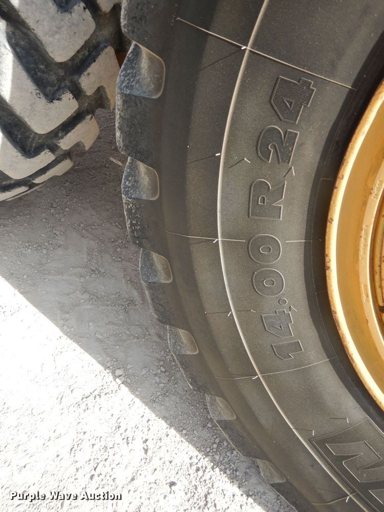 image for item DJ8889 1999 Caterpillar 140H  motor grader