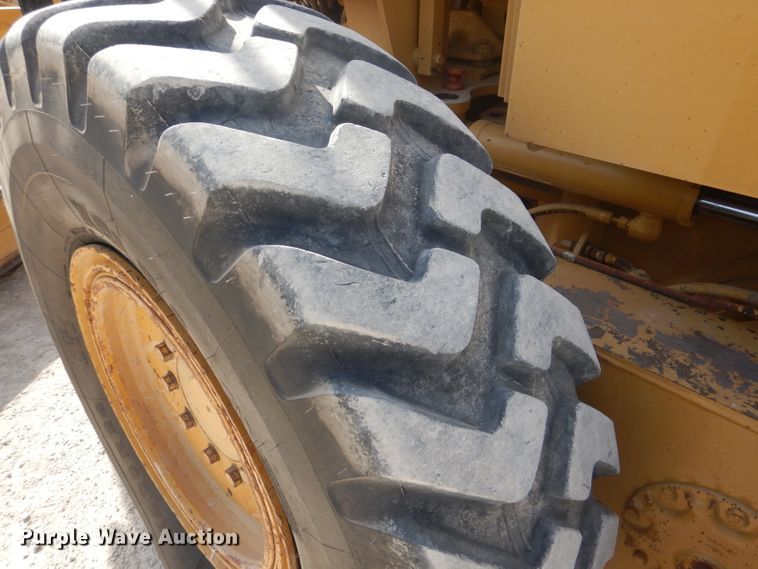 image for item DJ8889 1999 Caterpillar 140H  motor grader