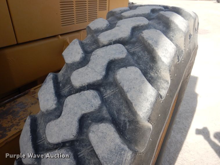 image for item DJ8889 1999 Caterpillar 140H  motor grader