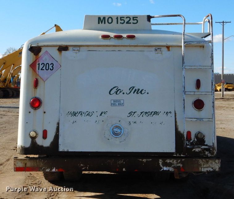 image for item DM0734 1993 International 4700  fuel truck