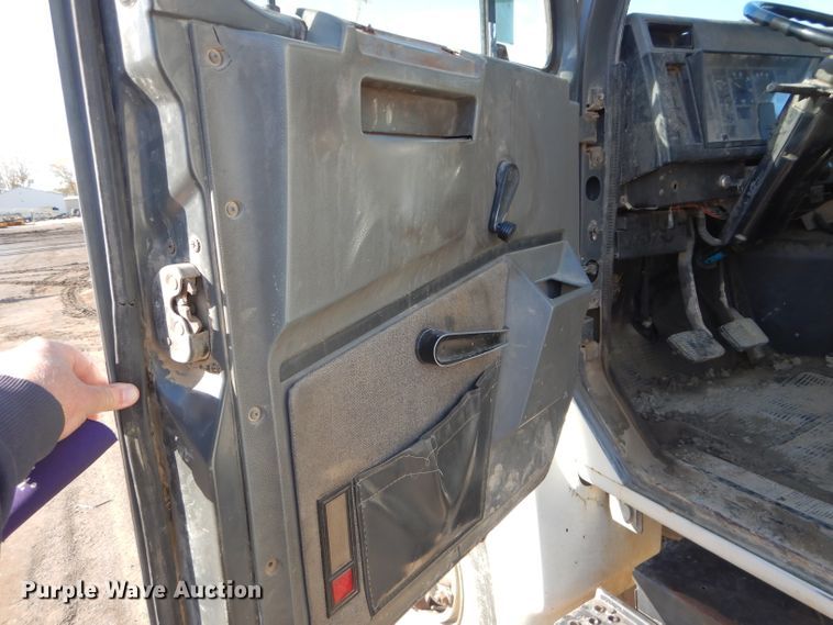 image for item DM0734 1993 International 4700  fuel truck