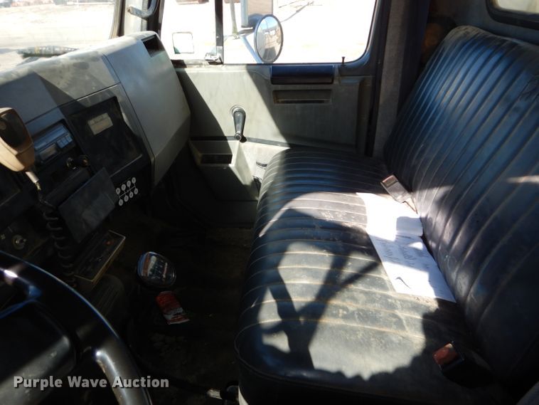 image for item DM0734 1993 International 4700  fuel truck