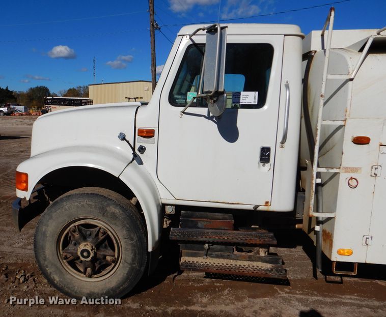 image for item DM0734 1993 International 4700  fuel truck