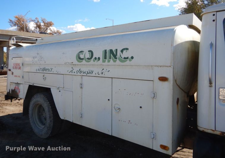 image for item DM0734 1993 International 4700  fuel truck