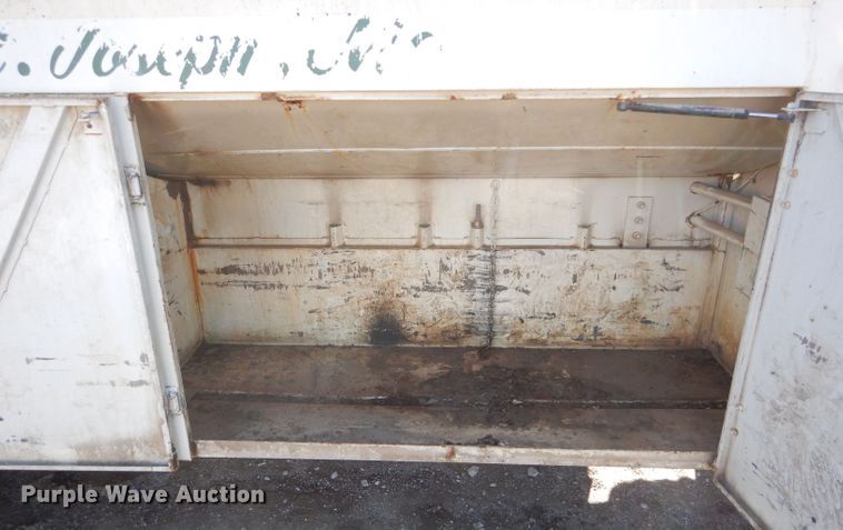 image for item DM0734 1993 International 4700  fuel truck