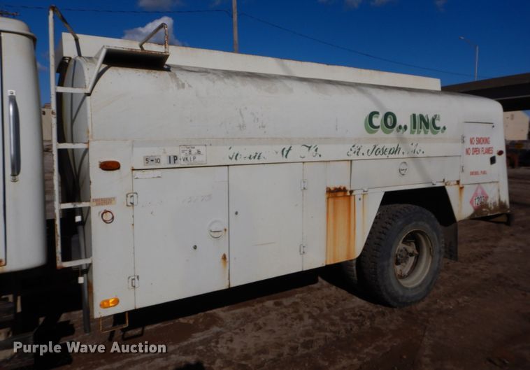 image for item DM0734 1993 International 4700  fuel truck