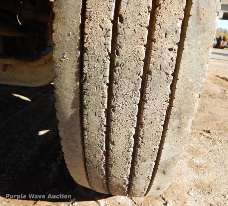 image for item DM0734 1993 International 4700  fuel truck