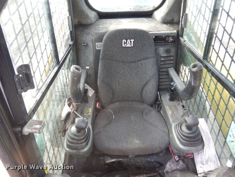 image for item DM5313 2015 Caterpillar 272D  skid steer loader