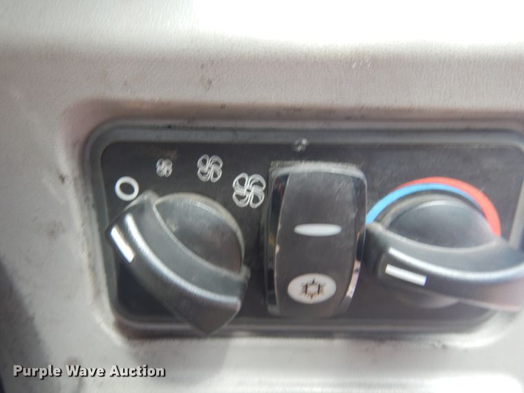 image for item DM5313 2015 Caterpillar 272D  skid steer loader