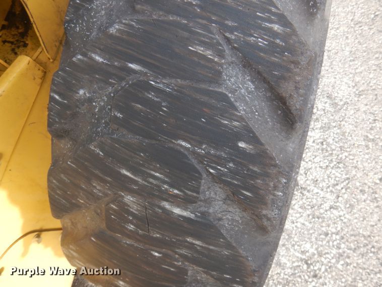 image for item DM5313 2015 Caterpillar 272D  skid steer loader