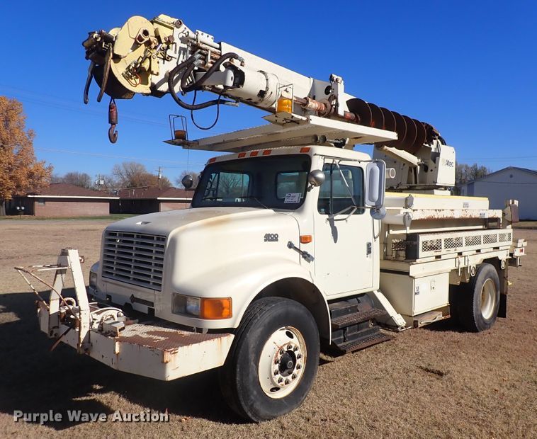 image for item DN2329 1995 International 4900  digger derrick truck