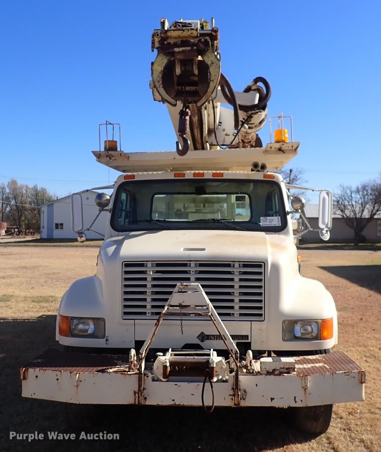 image for item DN2329 1995 International 4900  digger derrick truck