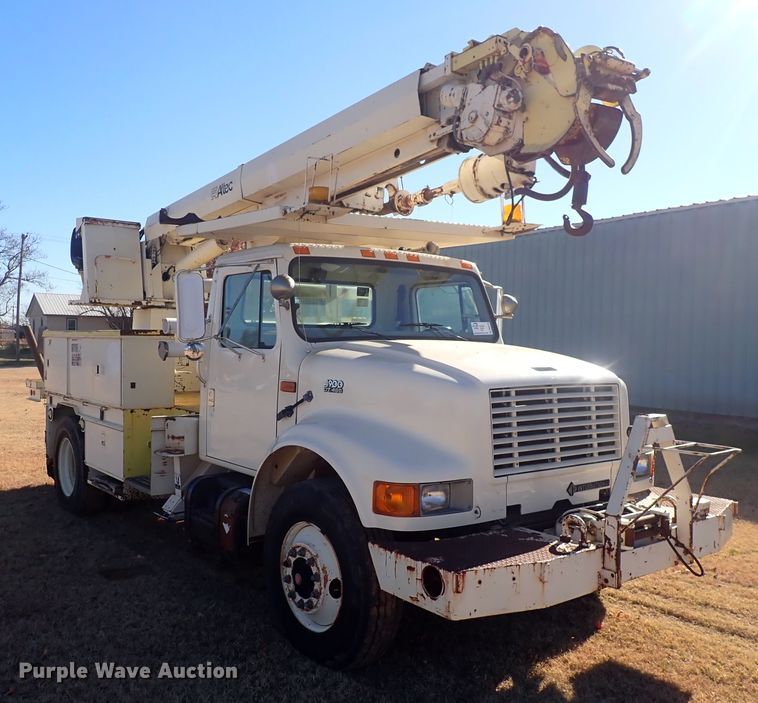 image for item DN2329 1995 International 4900  digger derrick truck